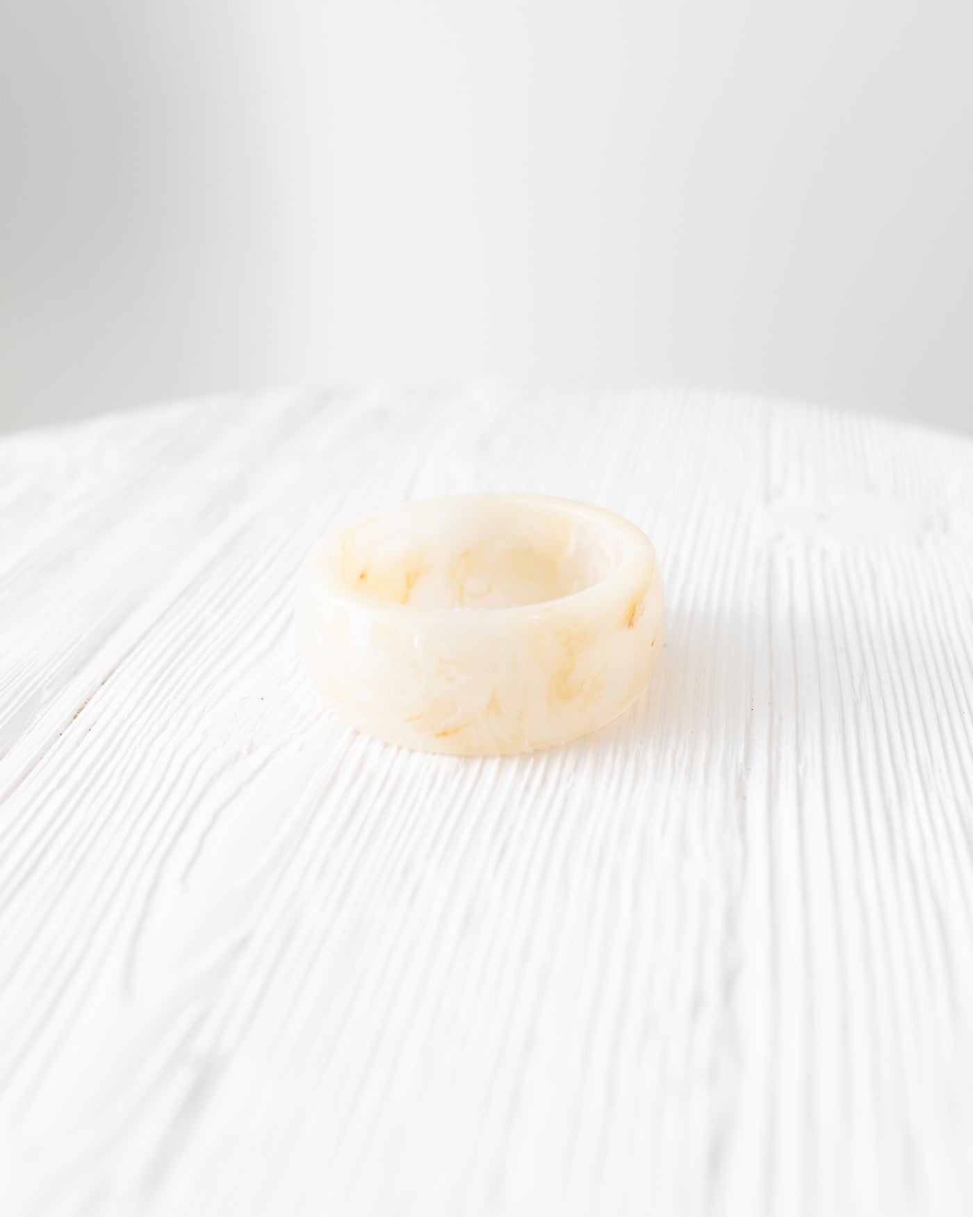 Round Wide Acrylic Bracelet in Blonde Tortoise