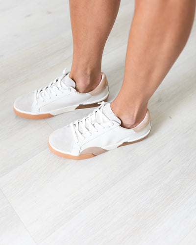 Zina Sneakers in white and tan leather by Dolce Vita